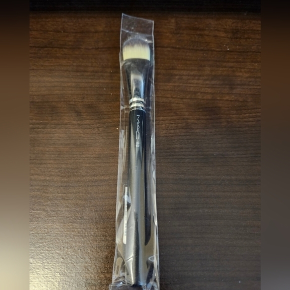 Mac 190 SYNTHETIC FOUNDATION BRUSH (NIB) - Picture 1 of 2